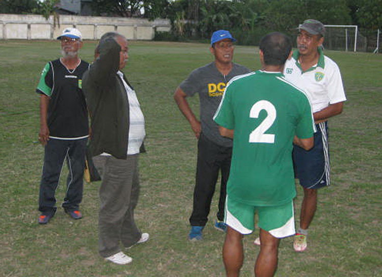 Jajaran pelatih sesaat sebelum pertandingan. (Foto: Bimbim/emosijiwaku.com)