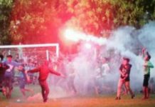 Ribuan Bonek Hentikan Laga Persebaya, Tuntut Manajemen Lunasi Gaji Pemain bones