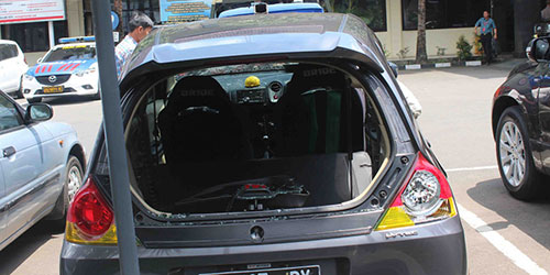 Mobil yang dirusak Aremania saat konvoi juara Piala Bhayangkara.