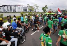 Memasyarakatkan Bonek, Mem-Bonek-kan Masyarakat