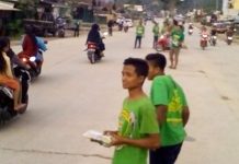 Bonek Samarinda Bagi-Bagi Takjil, Masyarakat Senang