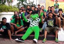 Jojomadhon Bagi-Bagi Takjil Sembari Protes Risma