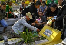 Kenang Empat Tahun Kepergian Purwo Adi Utomo, Bonek Ziarah ke Makamnya