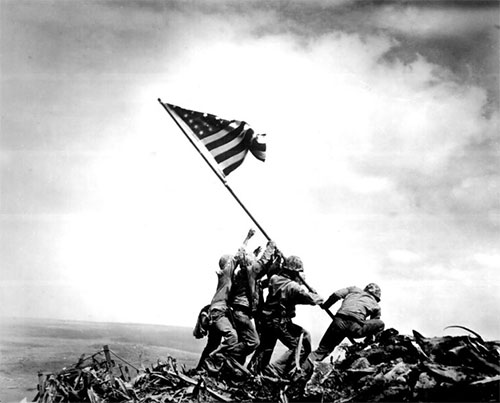 Foto ikonik pengibar bendera di Iwo Jima.