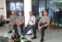 Polisi dan Bonek Bertemu Bahas PT MMIB di Mess Karanggayam