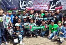 Bonek Sambut Kedatangan Suporter Persela Curva Boys 67