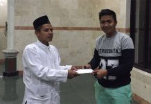 Bonek Sumbang Mushola dan Beri Plakat Terima Kasih