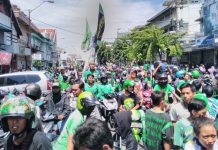 Gruduk Rumah Cholid-Saleh, Bonek Minta Keduanya Serahkan Saham