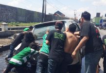 Bonek Bantu Urai Kemacetan di Semarang