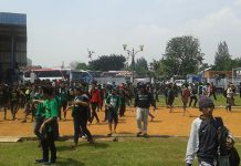 Meski Cuaca Panas, Bonek Tetap Bertahan di Stadion Tugu