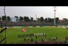 Bonek Nyanyi Indonesia Raya di Stadion Tambaksari