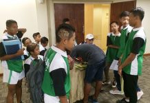 Latihan Ringan dan Tanya Soal Lawan Saat Masuk Lift