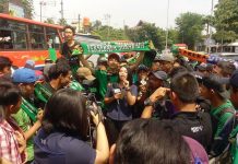 Bonek Tertahan di Stasiun Pasar Senen