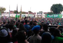 Bonek Bela Persebaya dengan Spanduk Perlawanan di Kampung-Kampung