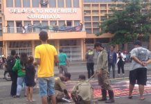 Satpol PP Fasilitasi Bonek Pasang Baliho dan Spanduk