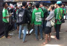 Antara Nyeker, Bersepatu, dan Slogan Bonek Seduluran Saklawase
