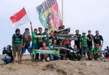 Bonek Adakan Syukuran Persebaya di Puncak Gunung Penanggungan