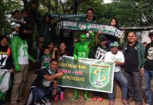 Bonek Lakukan Nadzar Jalan Kaki Monas-GBK dengan Kostum Buto Ijo