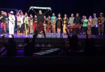 Sutradara Muda Angkat Syal Bonek di Tengah Pertunjukan Teater “Sarip Tambak Oso”