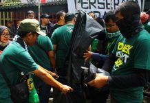 Aksi Pasukan Sapu Terbang, Bonek Yang Bersih-Bersih GOR Pajajaran