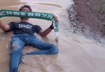 Bonek Ini Lakukan Nadzar Mandi di Kubangan Jalan Rusak