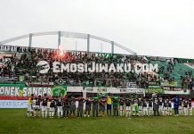 Salut Pemain, Pelatih, Manajemen kepada Bonek Usai Pertandingan