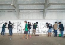 Buktikan Janji, Bonek Hapus Coretan-Coretan di Stadion Maguwoharjo