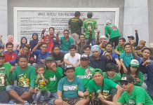 Bonek Bersihkan Makam WR Soepratman
