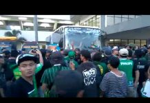 Bonek Hadang Bus Persebaya Protes Iwan Setiawan