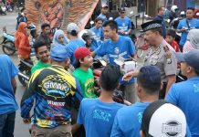 Viral, Foto Tiga Bonek Terima Takjil Aremania
