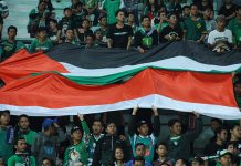 Jalan Kaki Tembus Kemacetan, Hanya Saksikan Persebaya di Babak Kedua