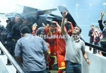 Apapun Alasannya, Melempari Pemain Lawan Tetap Salah