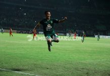 Rendi Cetak Gol Perdana Disaksikan Anak Istrinya
