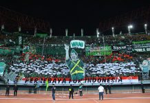 Atraktifnya Aksi Koreo 3D Dua Tribun Bonek