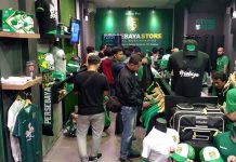 Bonek Buru Merchandise di Toko Kedua Persebaya Store