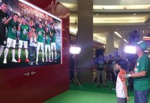 Pengunjung Antusias Foto Bareng Pemain Persebaya Versi Augmented Reality