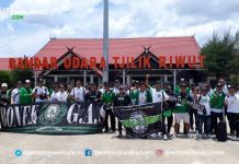 Bonek Sambut Tim Persebaya di Bandara Tjilik Riwut