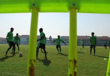 Pilih Ricky Kayame atau Rishadi Fauzi, Coach?