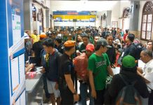 300-an Bonek Berangkat ke Bandung Naik Kereta