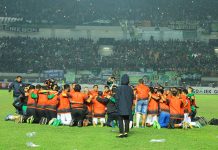 Ritual Unik Persebaya, Berlutut dan Melingkar di Tengah Lapangan, Apa Tujuannya?