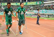 Memakai Kruk, Misba Ikut Rayakan Persebaya Lolos Liga 1