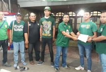 Bonek dan Manajemen Serahkan Santunan untuk Korban Kekerasan dan Kecelakaan