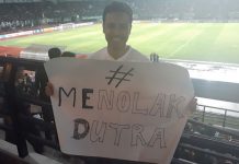 Aksi Bonek Menolak Dutra di Tribun VIP Gelora Bung Tomo