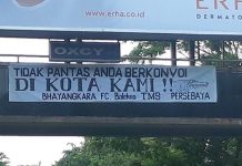 Spanduk Protes Bonek Sambut Pawai Juara Bhayangkara