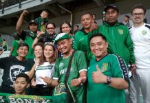 Pimpinan Institusi Perancis Hadir di GBT, Nonton Persebaya di Tribun Ekonomi Sambil Makan Lumpia