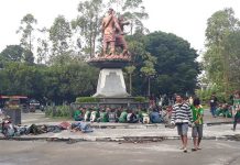 Ribuan Bonek Mengalir ke Manahan