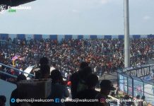 Di Tribun Surajaya, Bonek dan Lamongan Fans Nyanyikan Lagu-Lagu Persahabatan