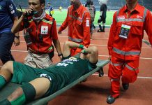 Usai Selamatkan Gawang Persebaya, Abu Rizal Dilarikan ke Rumah Sakit