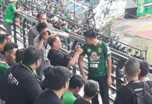 Bonek Pasang Pita Hitam di Lengan Presiden Persebaya