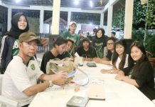 Sosok Cak Joel, Kepsek Smekdors yang Sering Berangkatkan Siswa-Siswinya Awaydays Secara Gratis